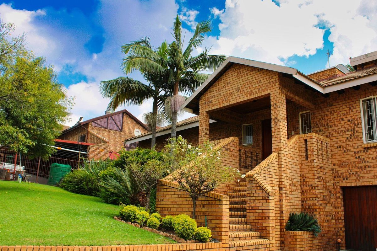 House For Sale in Moreleta Park, Pretoria - Photo 2