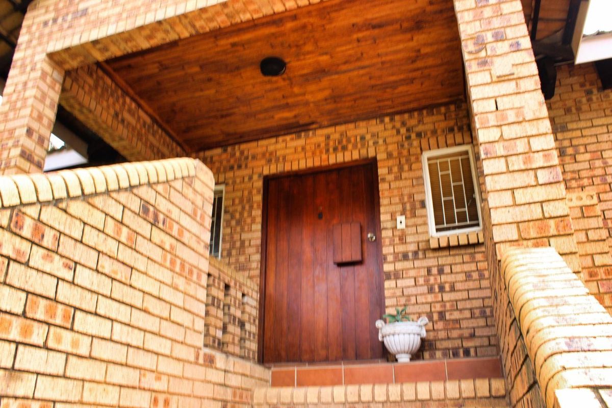 House For Sale in Moreleta Park, Pretoria - Photo 3