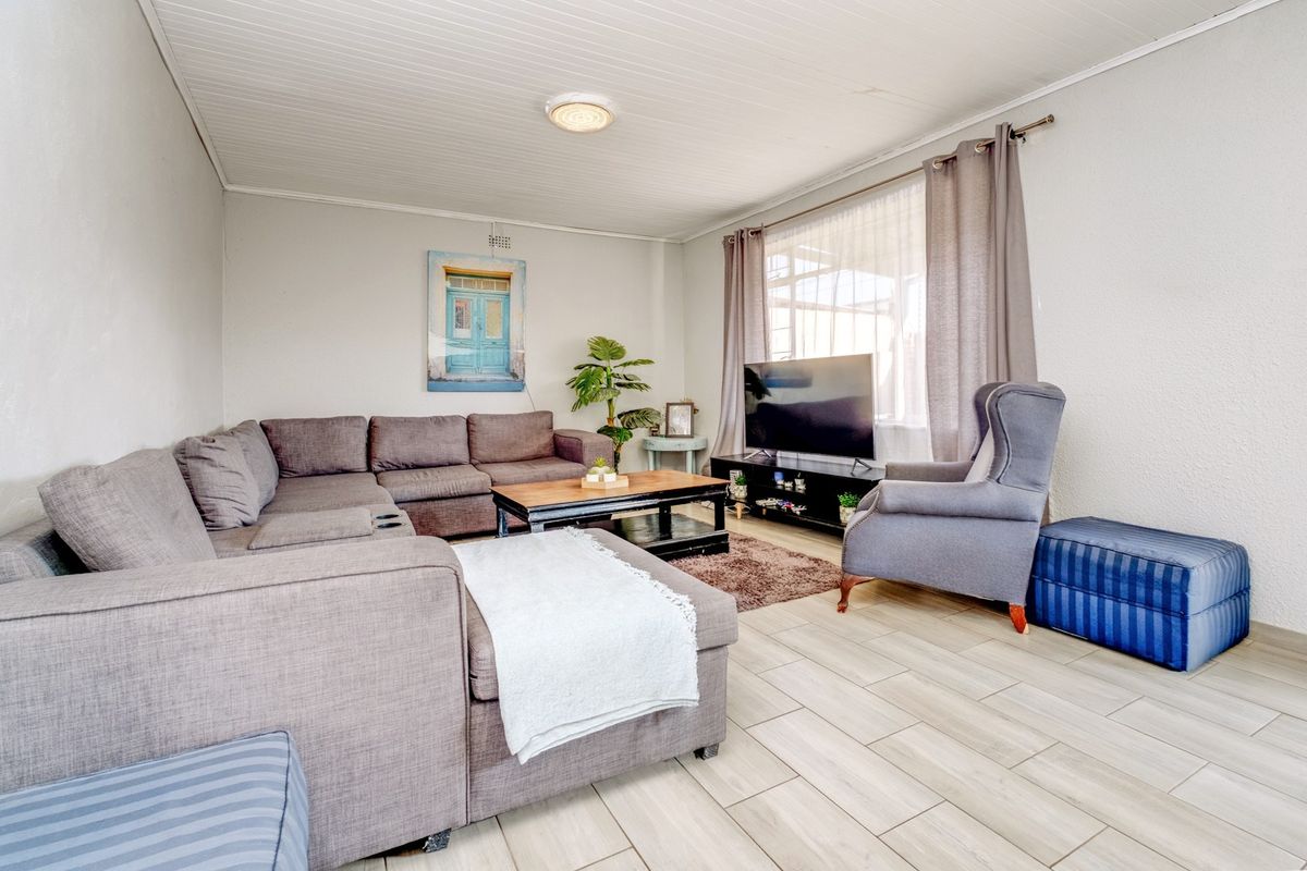 Three Bedroom Home With Two Bedroom Flatlet For Sale - Photo 2
