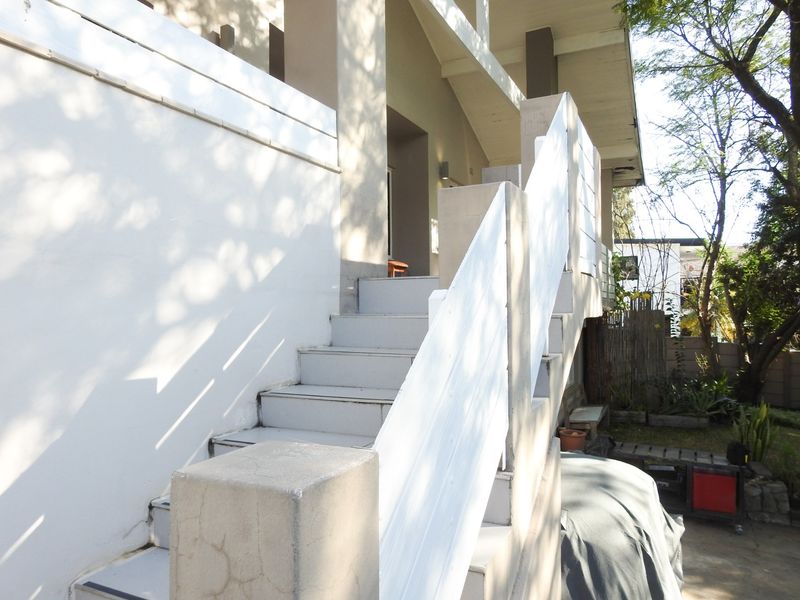 6 bedroom Gem For Sale in Denneburg, Paarl - Photo 3
