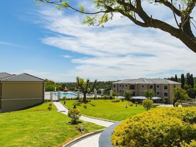 2 Bedroom Apartment For Sale in Summerset - Photo 1