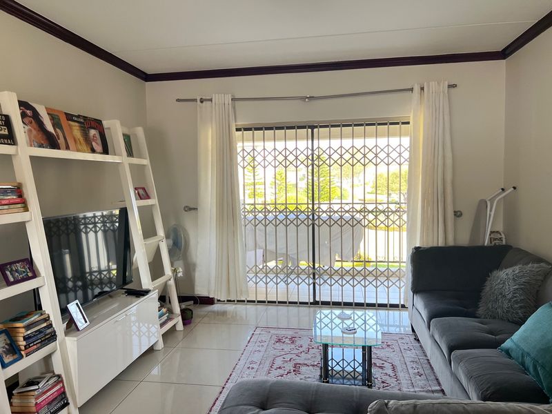2 Bedroom Apartment For Sale in Summerset - Photo 3