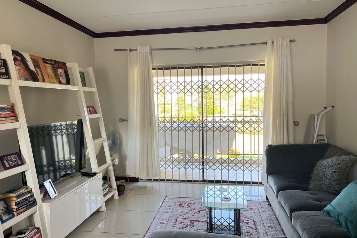 2 Bedroom Apartment For Sale in Summerset - Photo 3