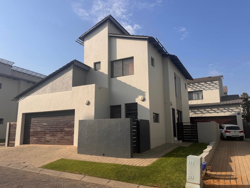 Elegant Family Home with Pool Backup Water and Power in Craigavon, Sandton - Photo 1