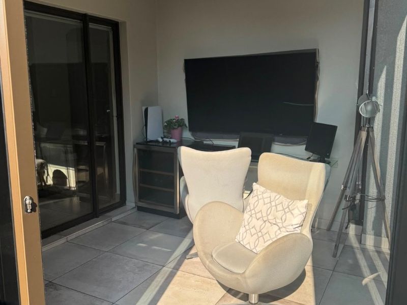 Elegant Family Home with Pool Backup Water and Power in Craigavon, Sandton - Photo 10