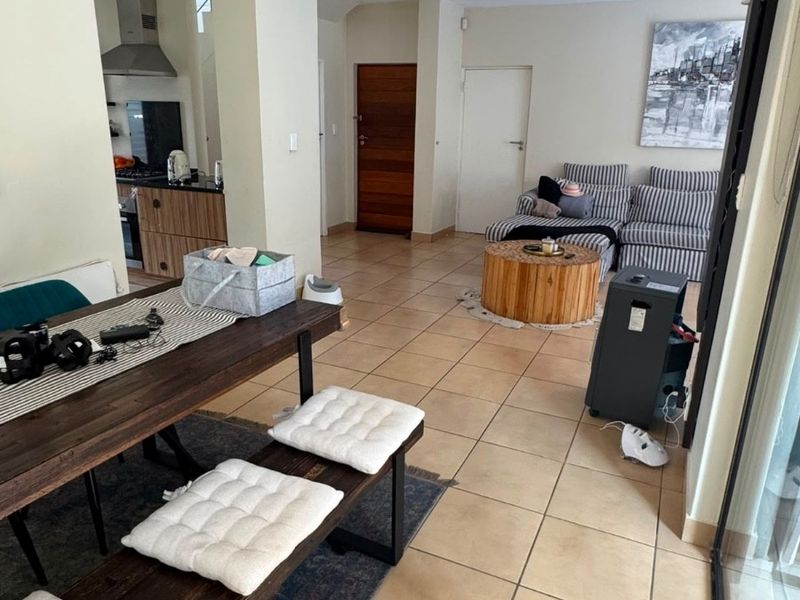 Elegant Family Home with Pool Backup Water and Power in Craigavon, Sandton - Photo 7