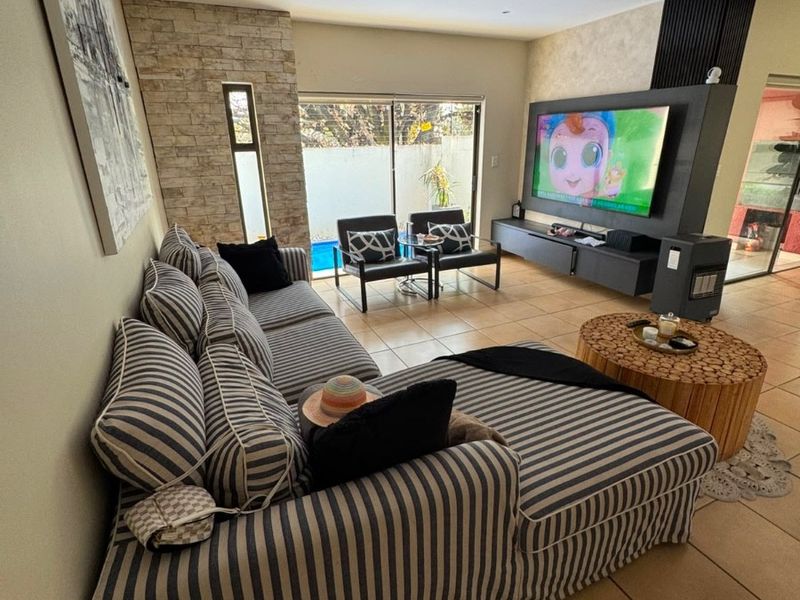 Elegant Family Home with Pool Backup Water and Power in Craigavon, Sandton - Photo 6
