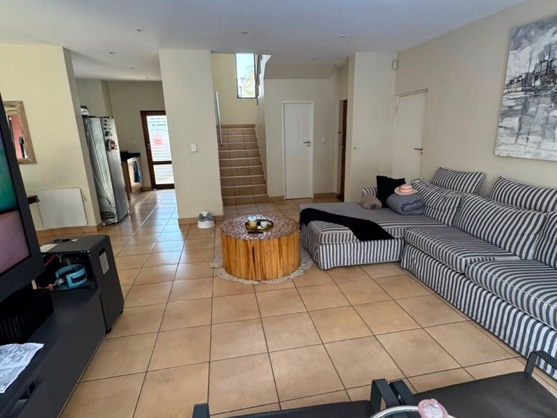 Elegant Family Home with Pool Backup Water and Power in Craigavon, Sandton - Photo 5
