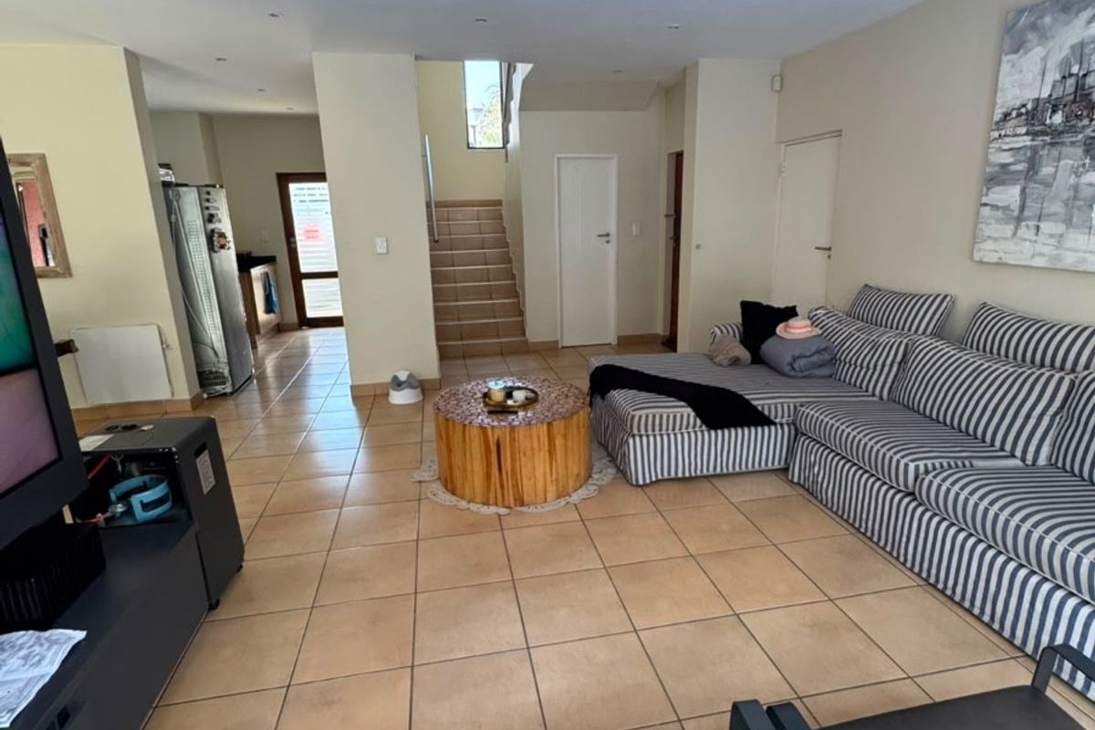 Elegant Family Home with Pool Backup Water and Power in Craigavon, Sandton - Photo 5