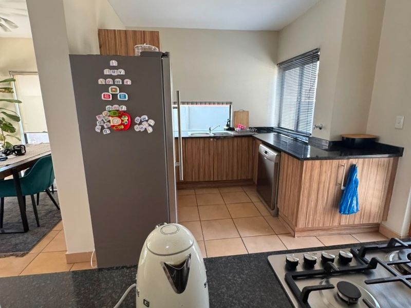 Elegant Family Home with Pool Backup Water and Power in Craigavon, Sandton - Photo 3
