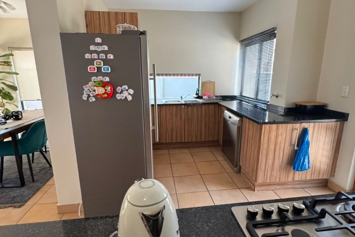 Elegant Family Home with Pool Backup Water and Power in Craigavon, Sandton - Photo 3