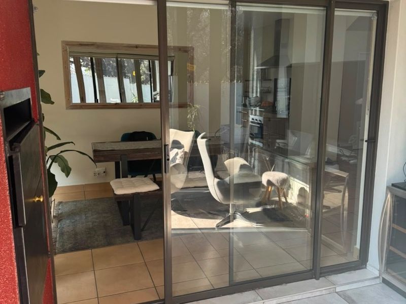 Elegant Family Home with Pool Backup Water and Power in Craigavon, Sandton - Photo 9