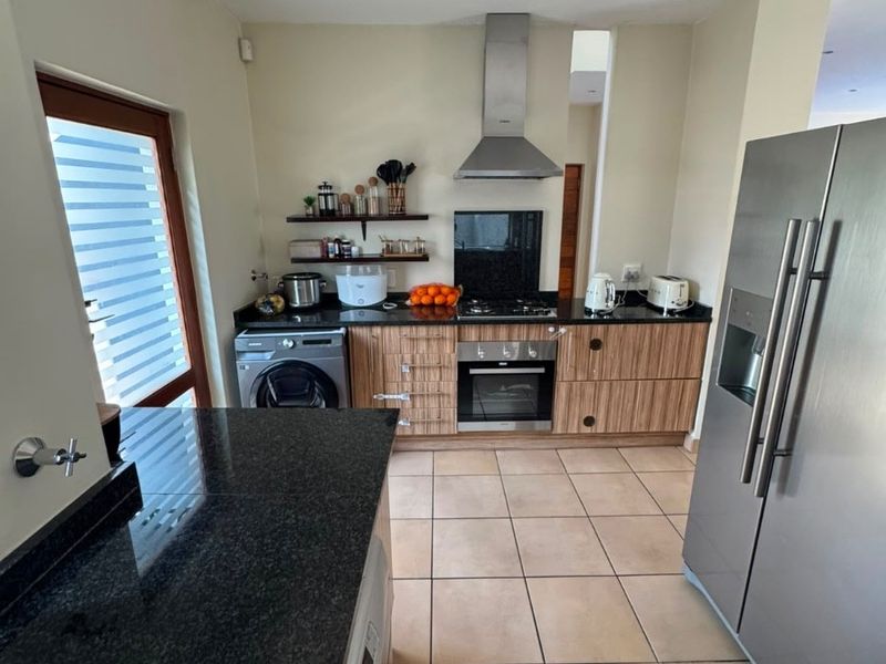 Elegant Family Home with Pool Backup Water and Power in Craigavon, Sandton - Photo 2