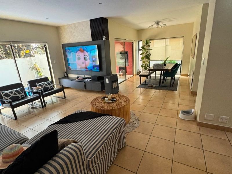 Elegant Family Home with Pool Backup Water and Power in Craigavon, Sandton - Photo 4