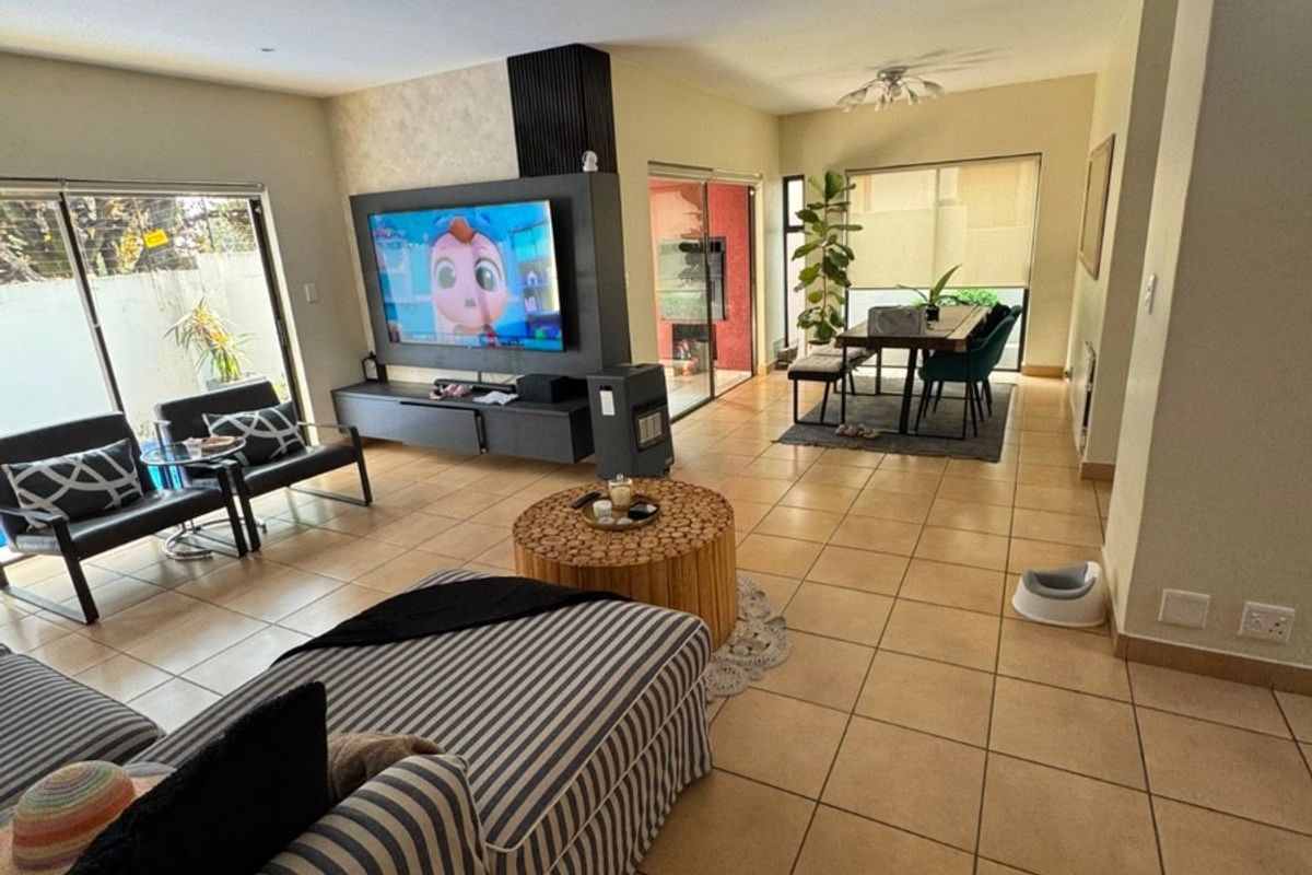 Elegant Family Home with Pool Backup Water and Power in Craigavon, Sandton - Photo 4