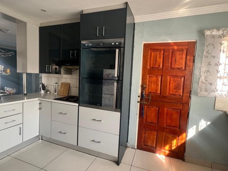 3 Bedroom House in Southern Gateway - Photo 1