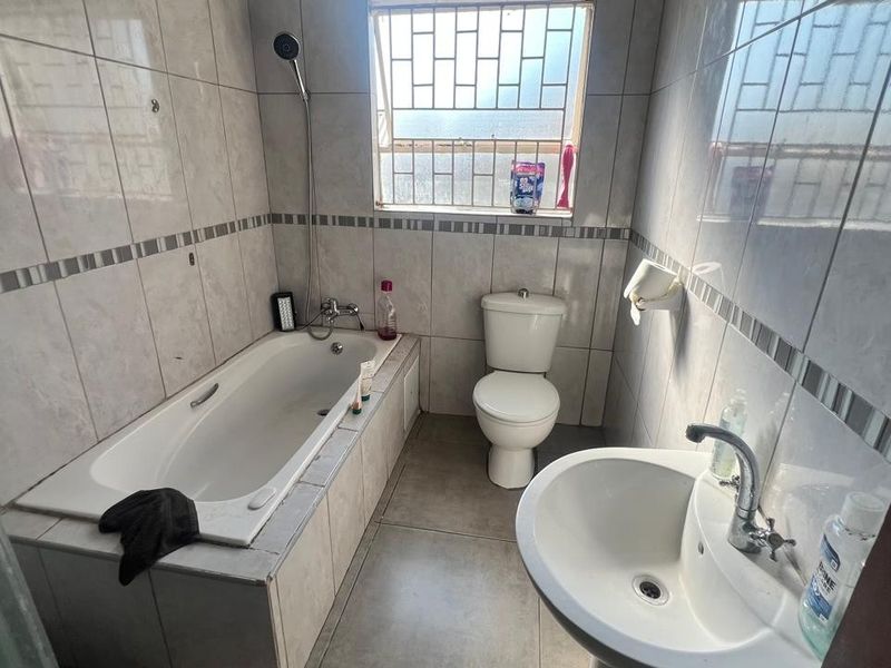 3 Bedroom House in Southern Gateway - Photo 10