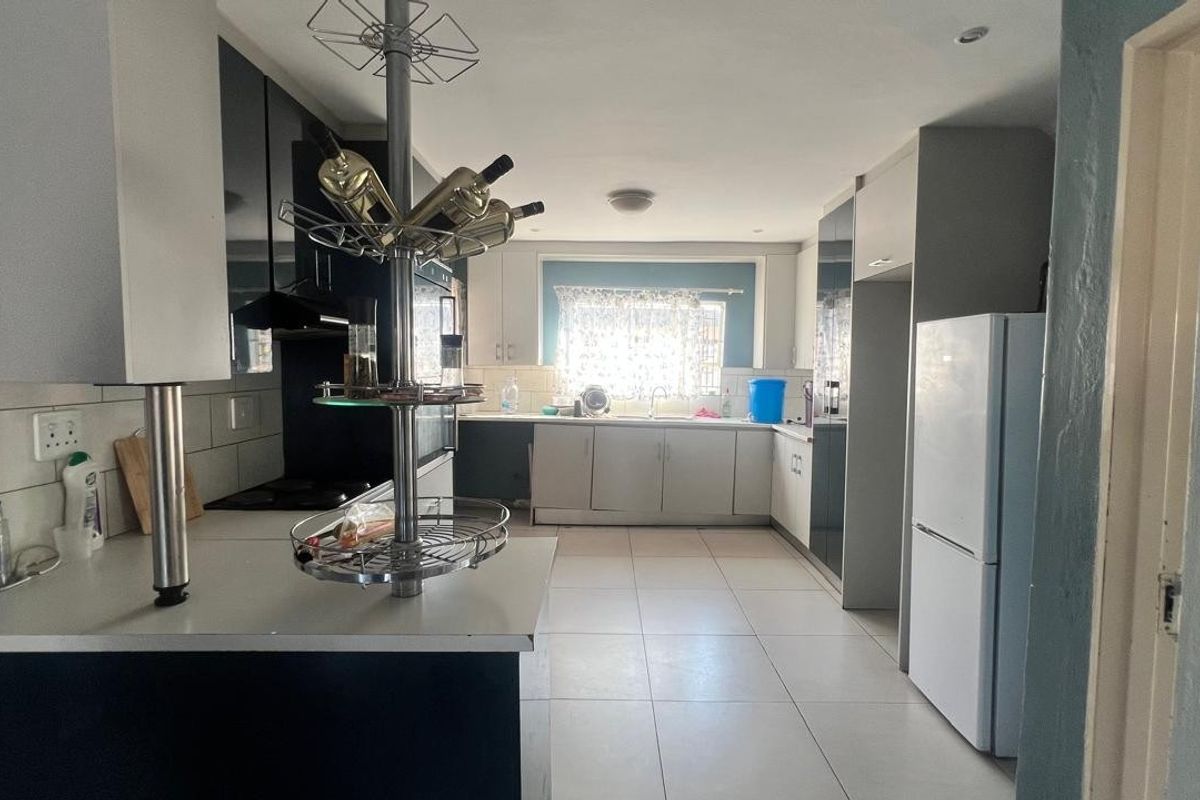 3 Bedroom House in Southern Gateway - Photo 2