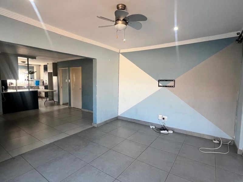 3 Bedroom House in Southern Gateway - Photo 3