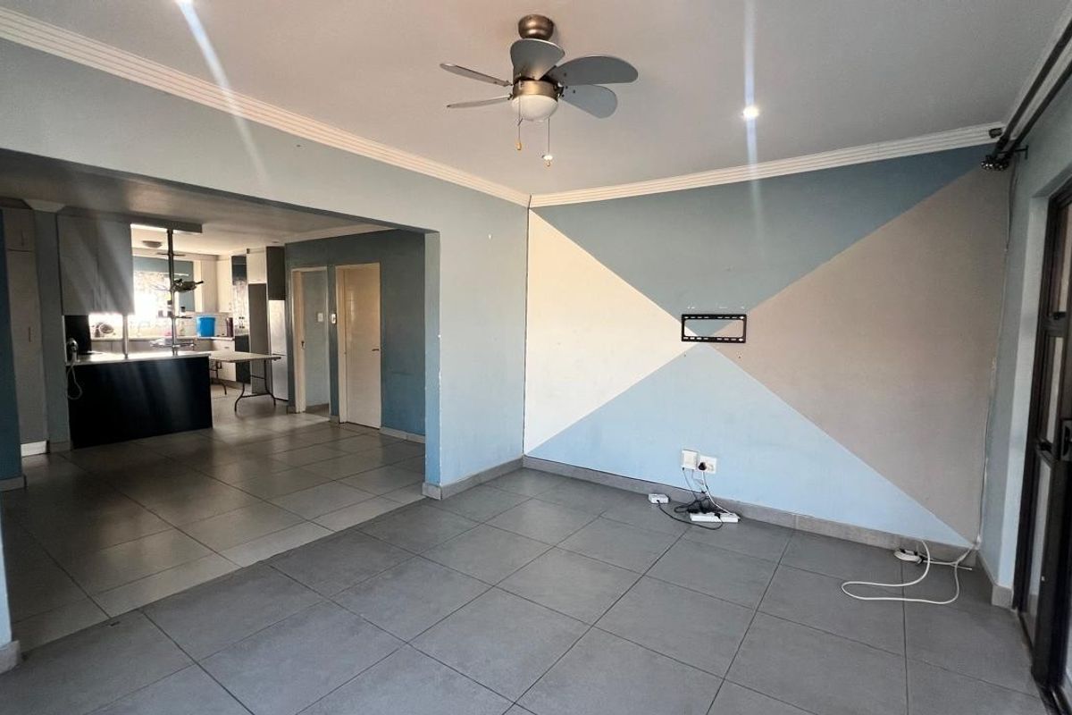 3 Bedroom House in Southern Gateway - Photo 3