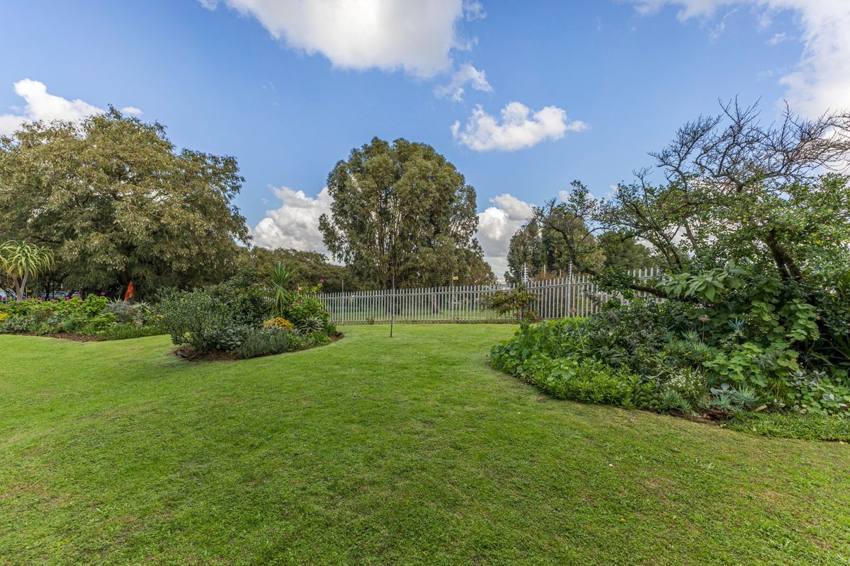 Townhouse For Sale in Plattekloof 1, Plattekloof, Parow - Photo 2