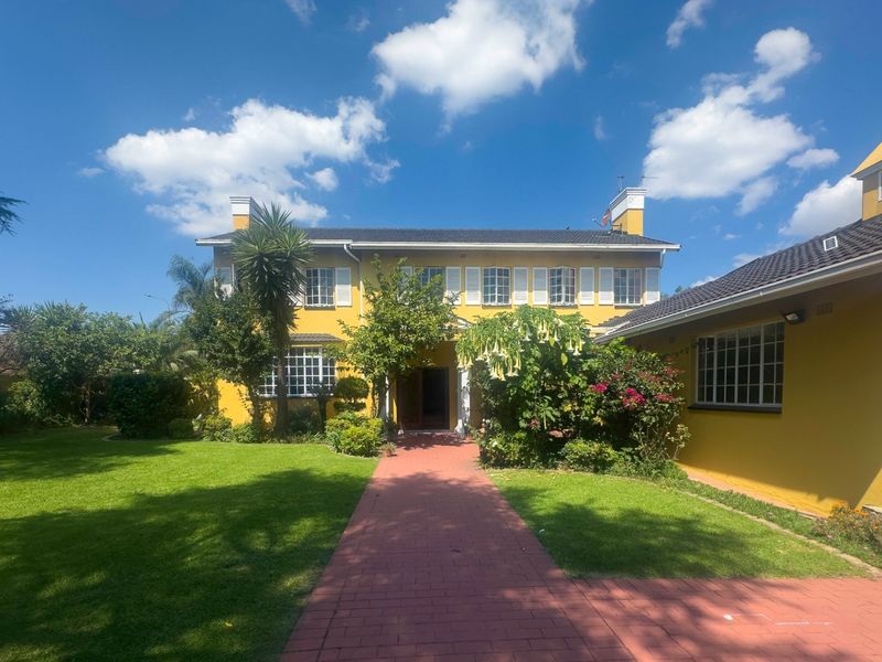 LARGE HOME IN THE SOUGHT AFTER SUBURB OF EDEN GLEN - Photo 1