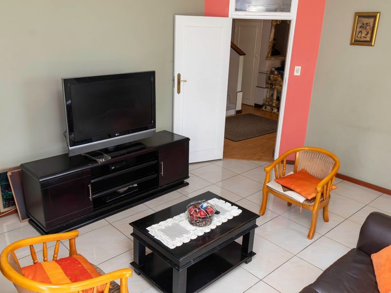 LARGE HOME IN THE SOUGHT AFTER SUBURB OF EDEN GLEN - Photo 9