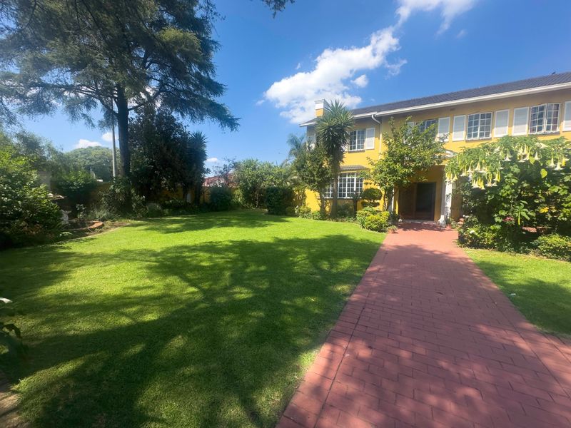 LARGE HOME IN THE SOUGHT AFTER SUBURB OF EDEN GLEN - Photo 3