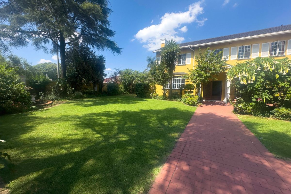 LARGE HOME IN THE SOUGHT AFTER SUBURB OF EDEN GLEN - Photo 3