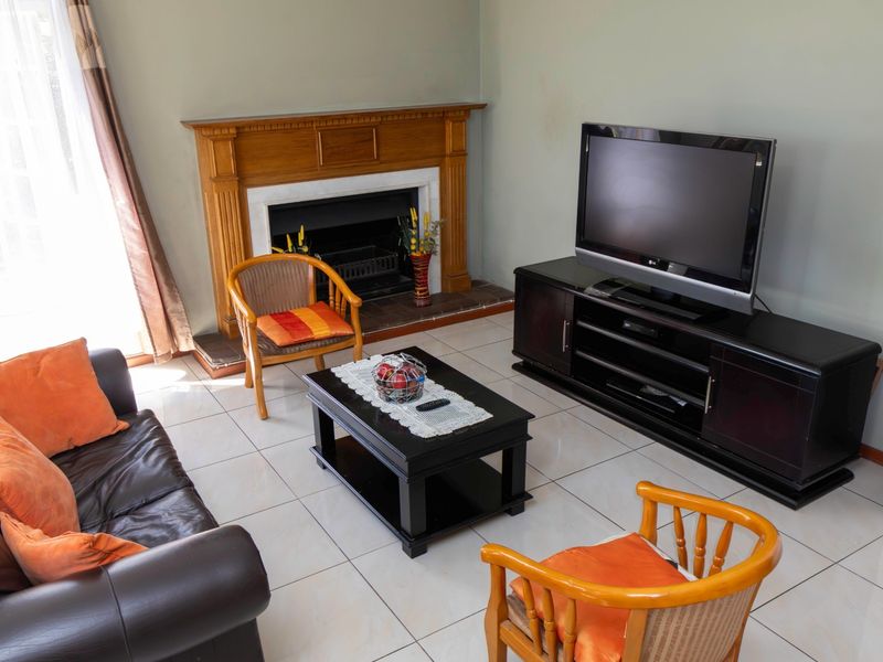 LARGE HOME IN THE SOUGHT AFTER SUBURB OF EDEN GLEN - Photo 5