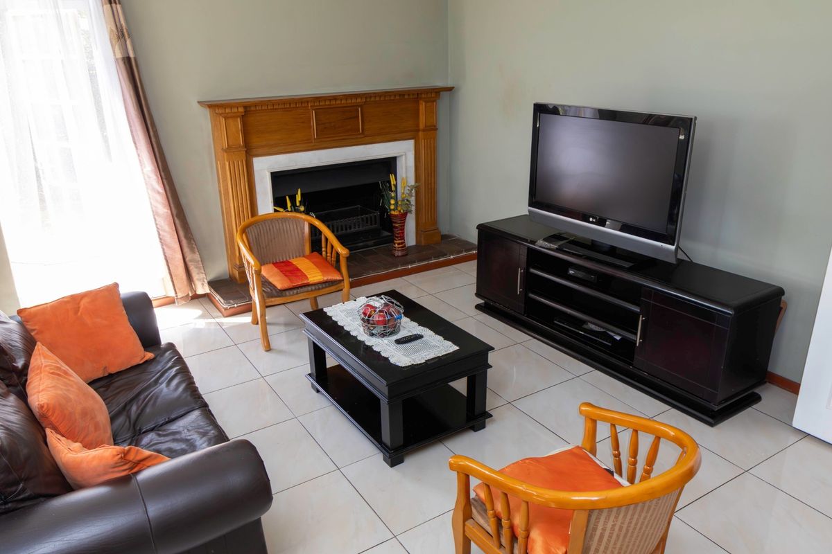 LARGE HOME IN THE SOUGHT AFTER SUBURB OF EDEN GLEN - Photo 5