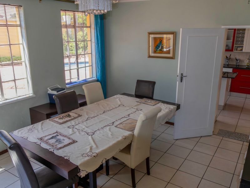 LARGE HOME IN THE SOUGHT AFTER SUBURB OF EDEN GLEN - Photo 6