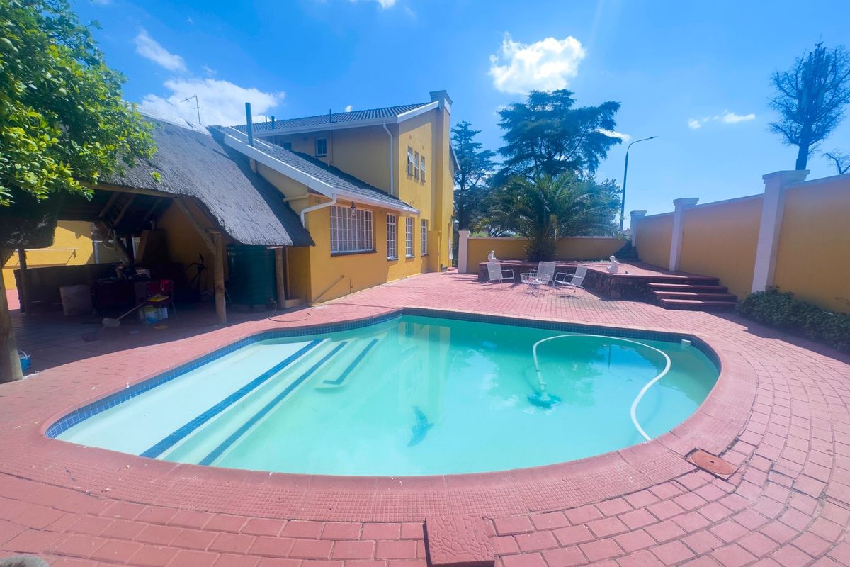 LARGE HOME IN THE SOUGHT AFTER SUBURB OF EDEN GLEN - Photo 2