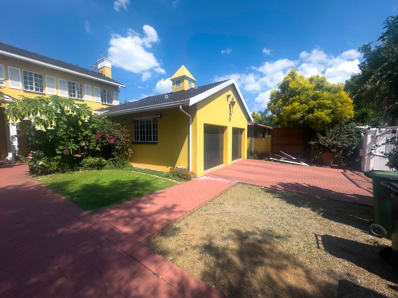 LARGE HOME IN THE SOUGHT AFTER SUBURB OF EDEN GLEN - Photo 4