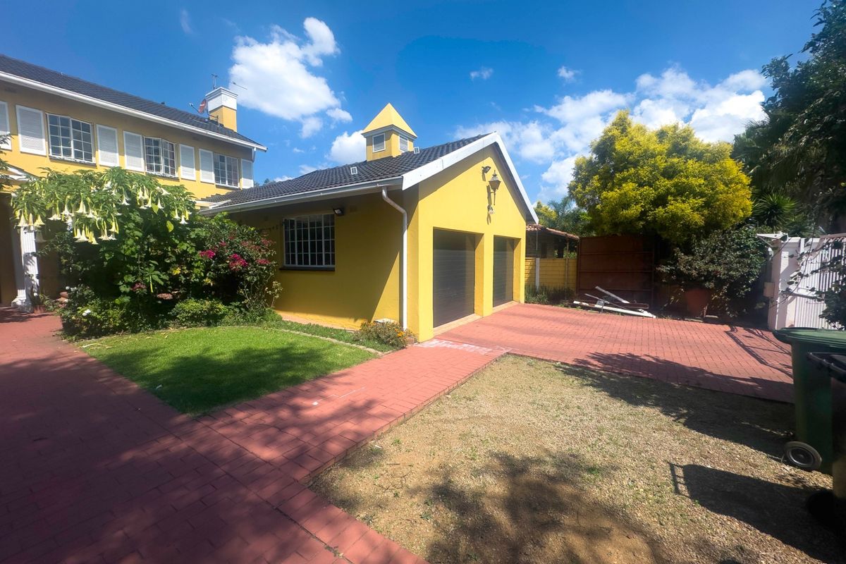 LARGE HOME IN THE SOUGHT AFTER SUBURB OF EDEN GLEN - Photo 4