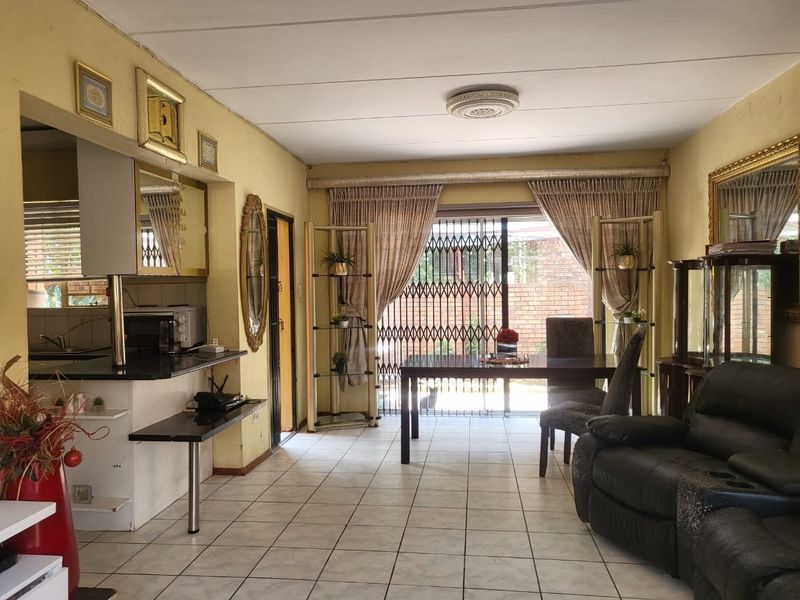 3Bed Duplex For Sale in Heuwelsig Estate - Photo 5