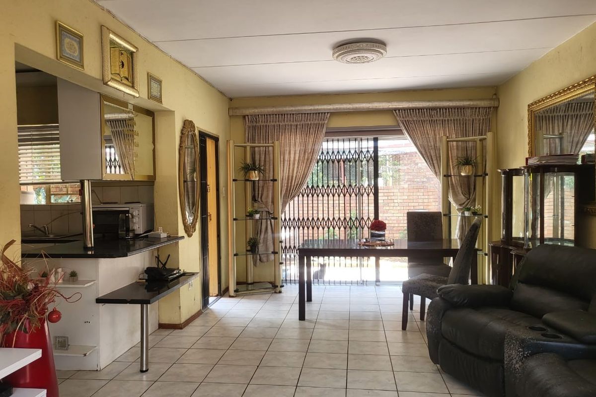 3Bed Duplex For Sale in Heuwelsig Estate - Photo 5