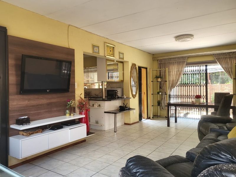 3Bed Duplex For Sale in Heuwelsig Estate - Photo 4
