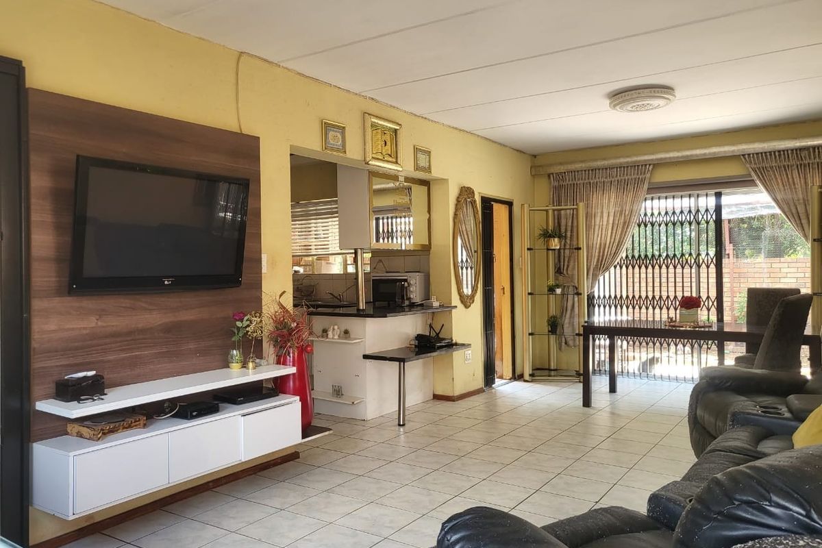 3Bed Duplex For Sale in Heuwelsig Estate - Photo 4