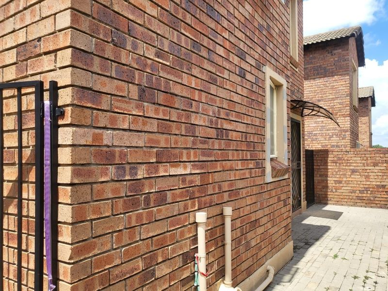 3Bed Duplex For Sale in Heuwelsig Estate - Photo 2