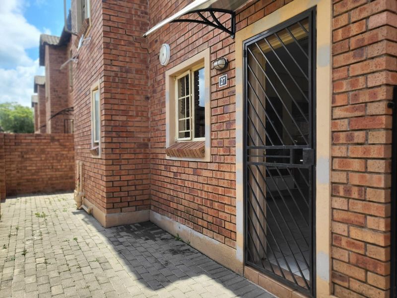3Bed Duplex For Sale in Heuwelsig Estate - Photo 3