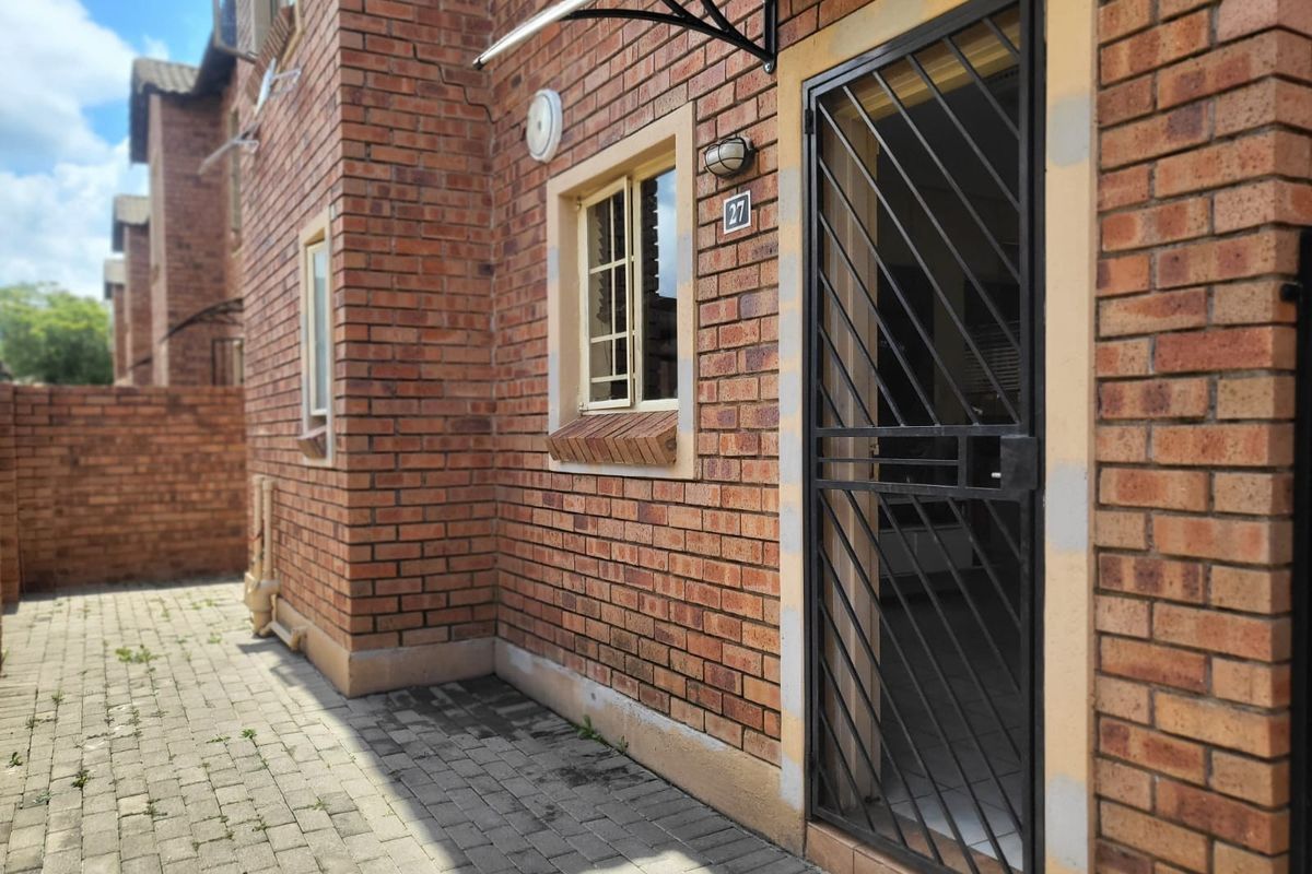 3Bed Duplex For Sale in Heuwelsig Estate - Photo 3
