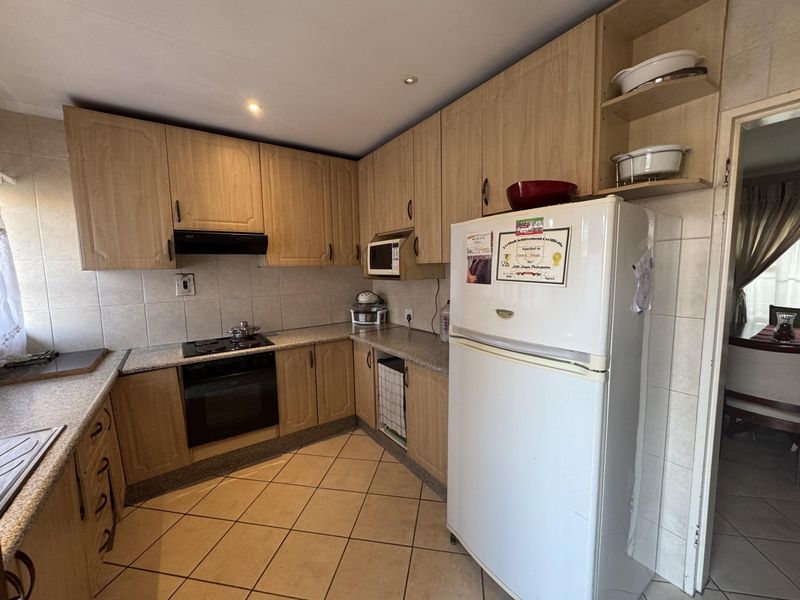 House For Sale in Witpoortjie, Roodepoort - Photo 2