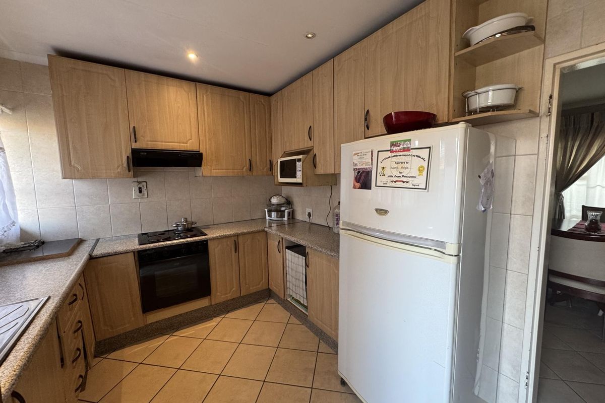 House For Sale in Witpoortjie, Roodepoort - Photo 2