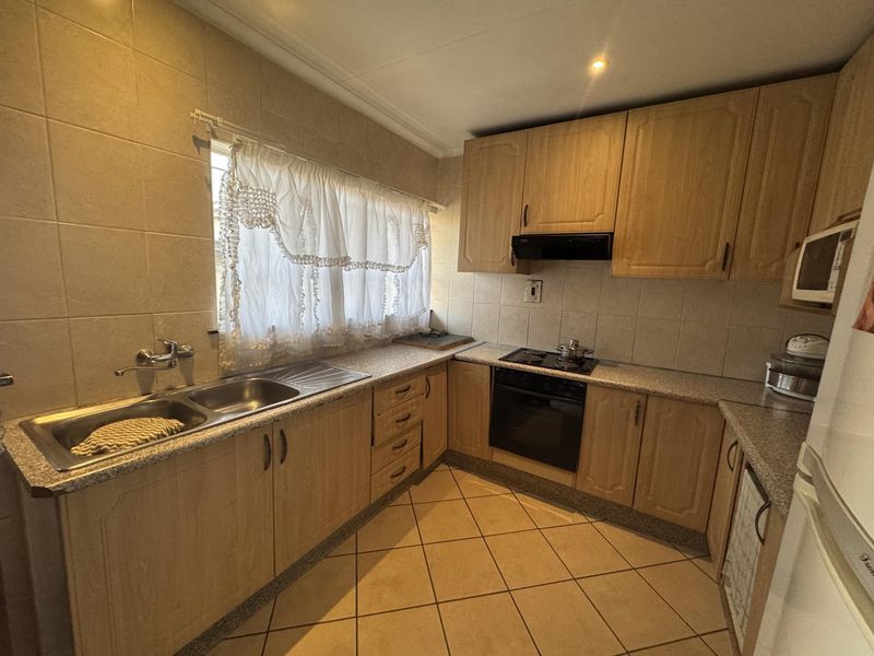 House For Sale in Witpoortjie, Roodepoort - Photo 4