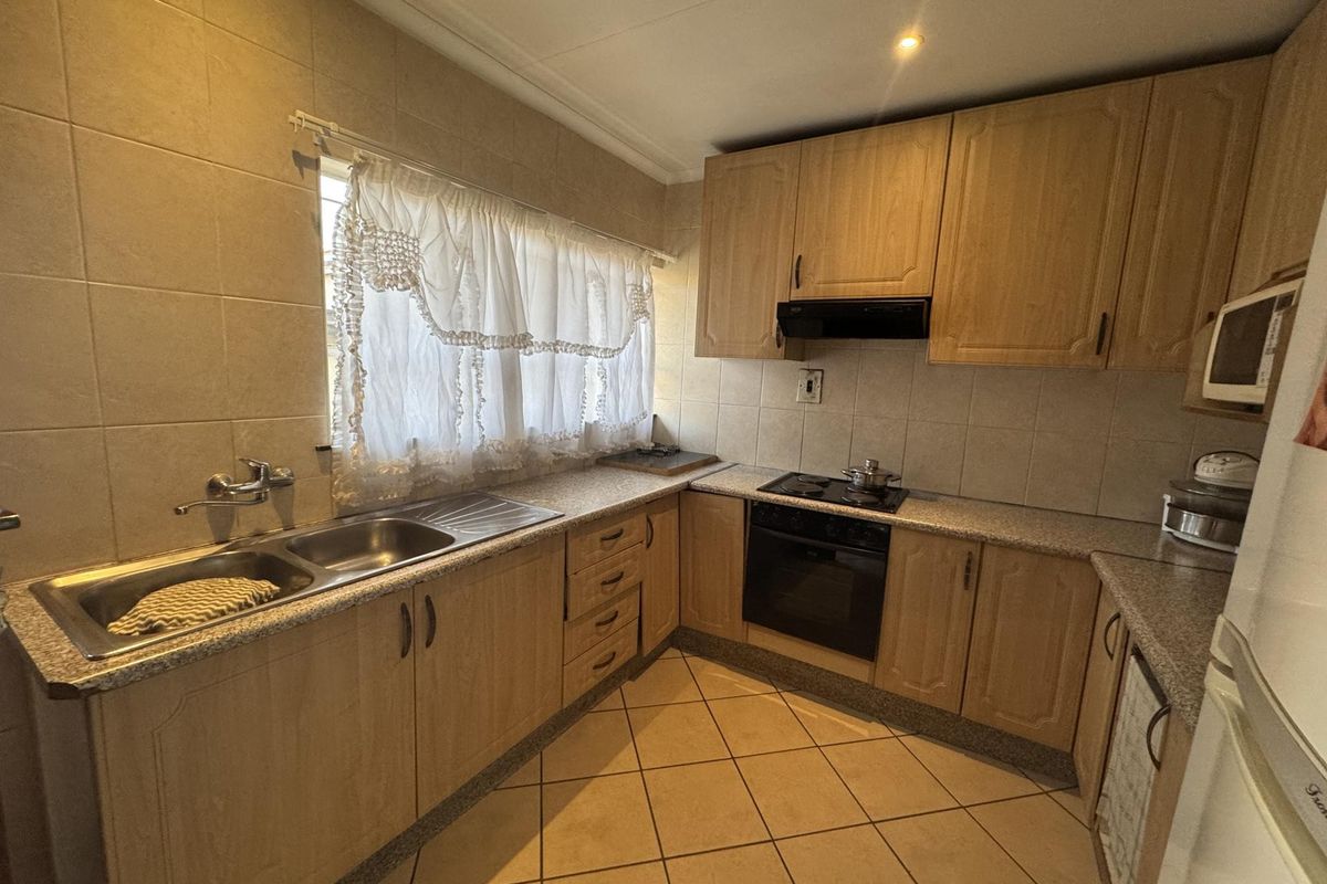 House For Sale in Witpoortjie, Roodepoort - Photo 4