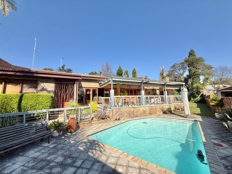 MODERN 4 BEDROOM HOUSE FOR THE ENTERTAINER IN NEWLANDS - Photo 1
