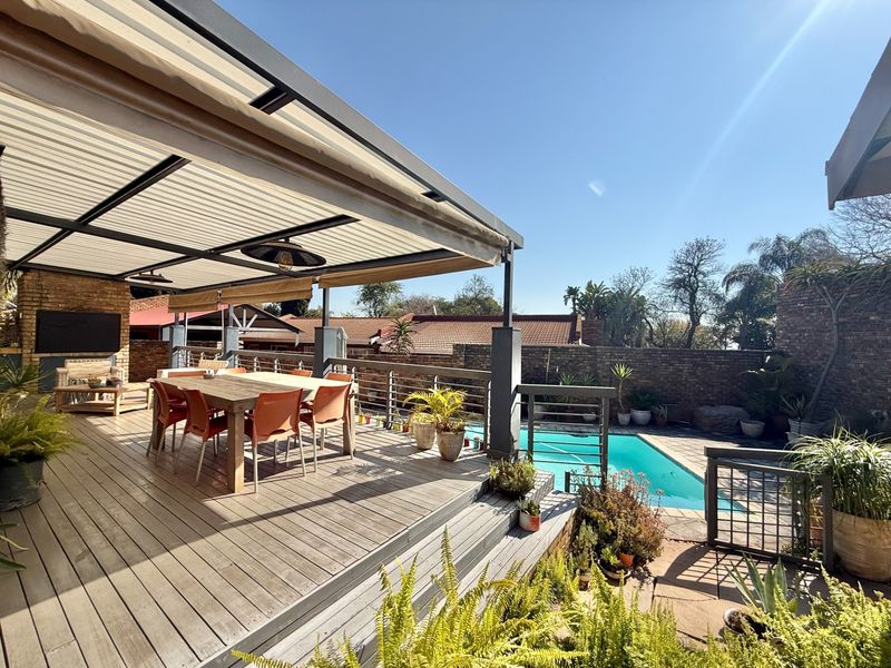 MODERN 4 BEDROOM HOUSE FOR THE ENTERTAINER IN NEWLANDS - Photo 2