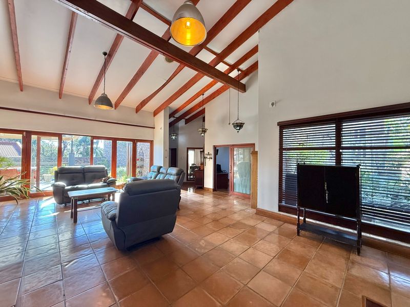 MODERN 4 BEDROOM HOUSE FOR THE ENTERTAINER IN NEWLANDS - Photo 10