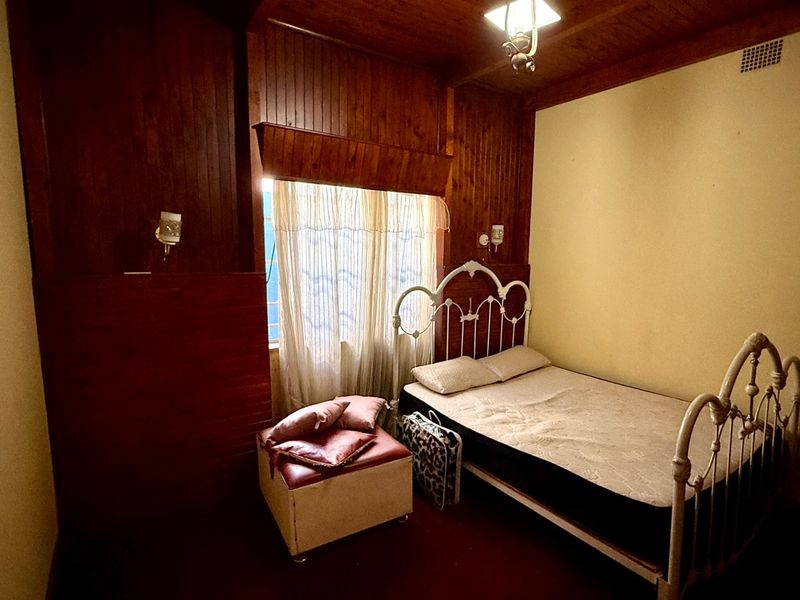 Spacious Family Home With Two Income Generating Cottages - Photo 8